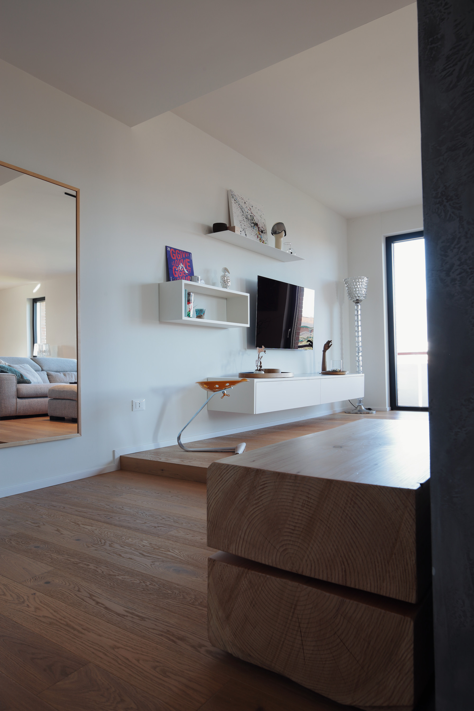 Casa EA, living con panca in massello e mobile TV Deodara