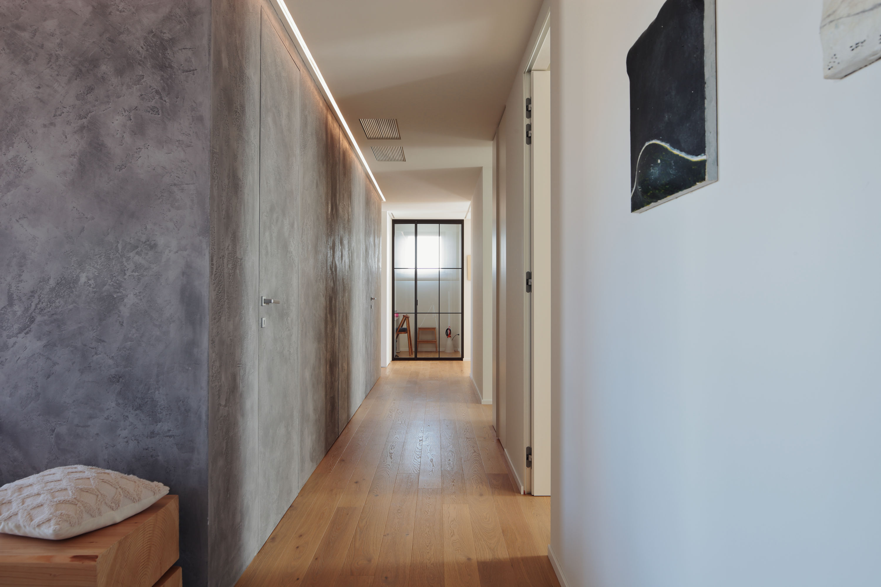 Casa EA, volume materico e corridoio verso lo studio